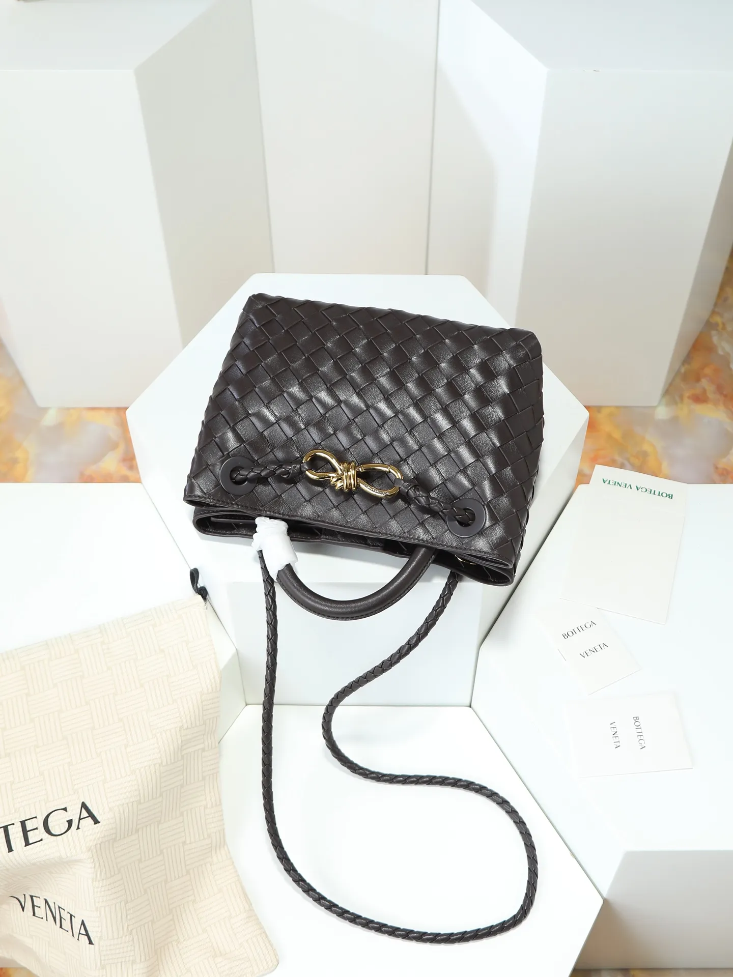 1300. Andiamo is shipping‼ ️Really popular🔥The new Andiamo woven handbag launched by Bottega Veneta this season is really popular all over the world! ! Celebrities at home and abroad have worn it, and Oscar-winning actress Michelle Yeoh has taken it out on the street. Song Jia, Trai Yala, Yu Feihong, Sanji Ayaka, Rosie Hunting-Whiteley, Yoshioka Riho, etc. have all worn this bag. It is classic and versatile and shows off your temperament, and the bag capacity is also large, which is very convenient for daily commuting! ! A variety of carrying methods, the shoulder straps can be adjusted by yourself, the original lambskin feels soft and delicate, and the unisex style breaks the gender boundaries and brings a more practical and long-lasting use experience. Andiamo, which has both elegant and casual styles, perfectly interprets the true appearance of "fashionable old money style". Style number: 766014 Size: 25*22*10.5cm